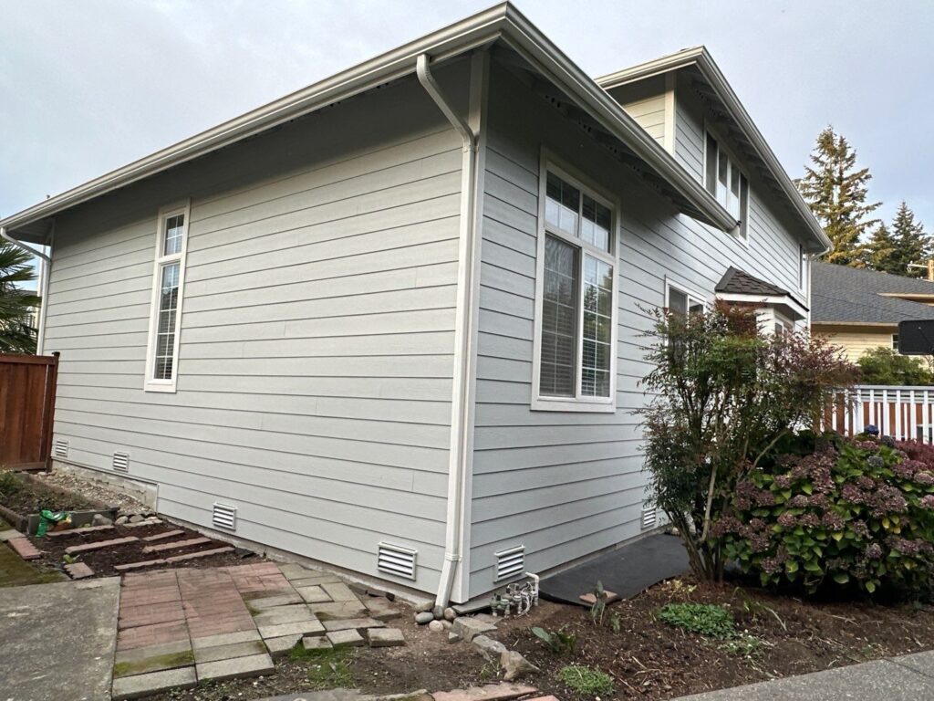 hardie siding installation on sides of house, around windows and corners