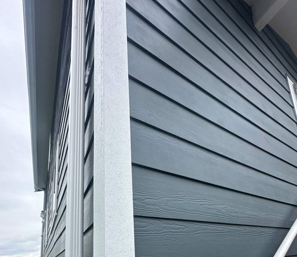 white corners and dark blue siding in cedarmill texture