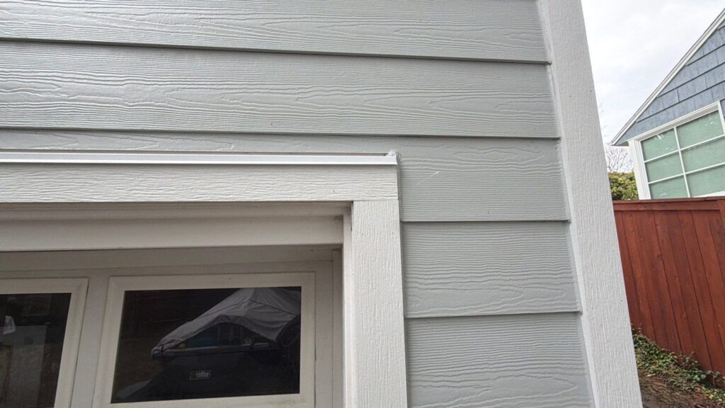 Arctic White rustic Hardie outside corners on View Ridge home