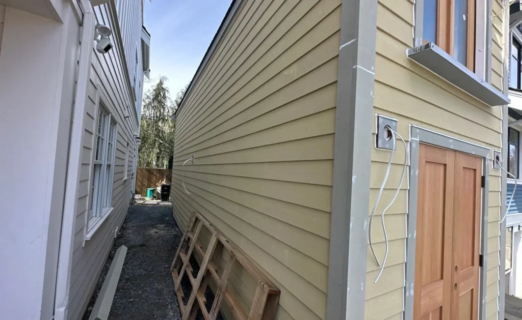 QUAD MAX caulking application on James Hardie siding project
