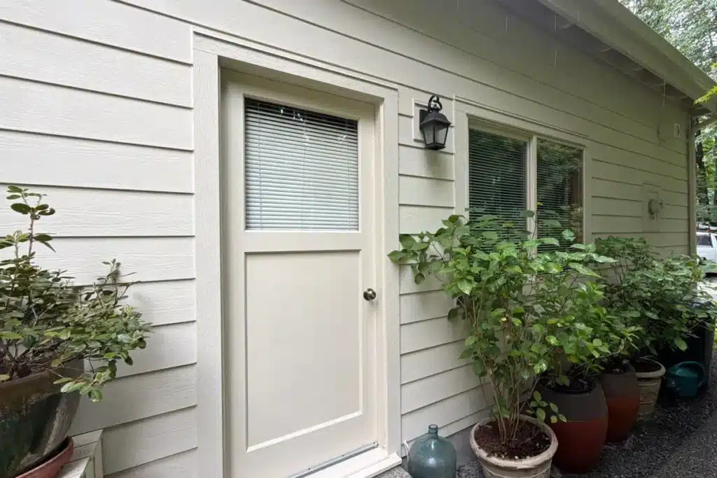 QUAD MAX caulking application on James Hardie siding project