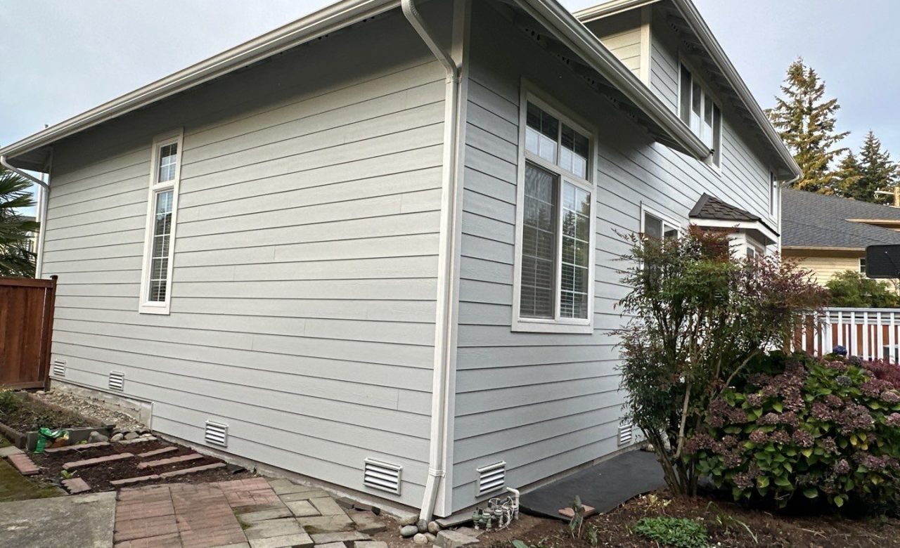 hardie siding installation on sides of house, around windows and corners